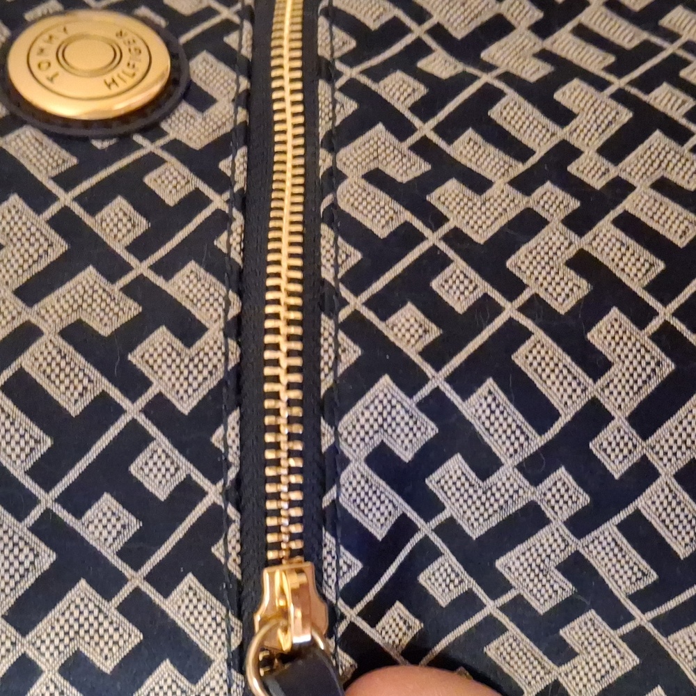 Tommy Hilfiger Navy & White Crossbody Bag -EUC - Picture 4 of 7